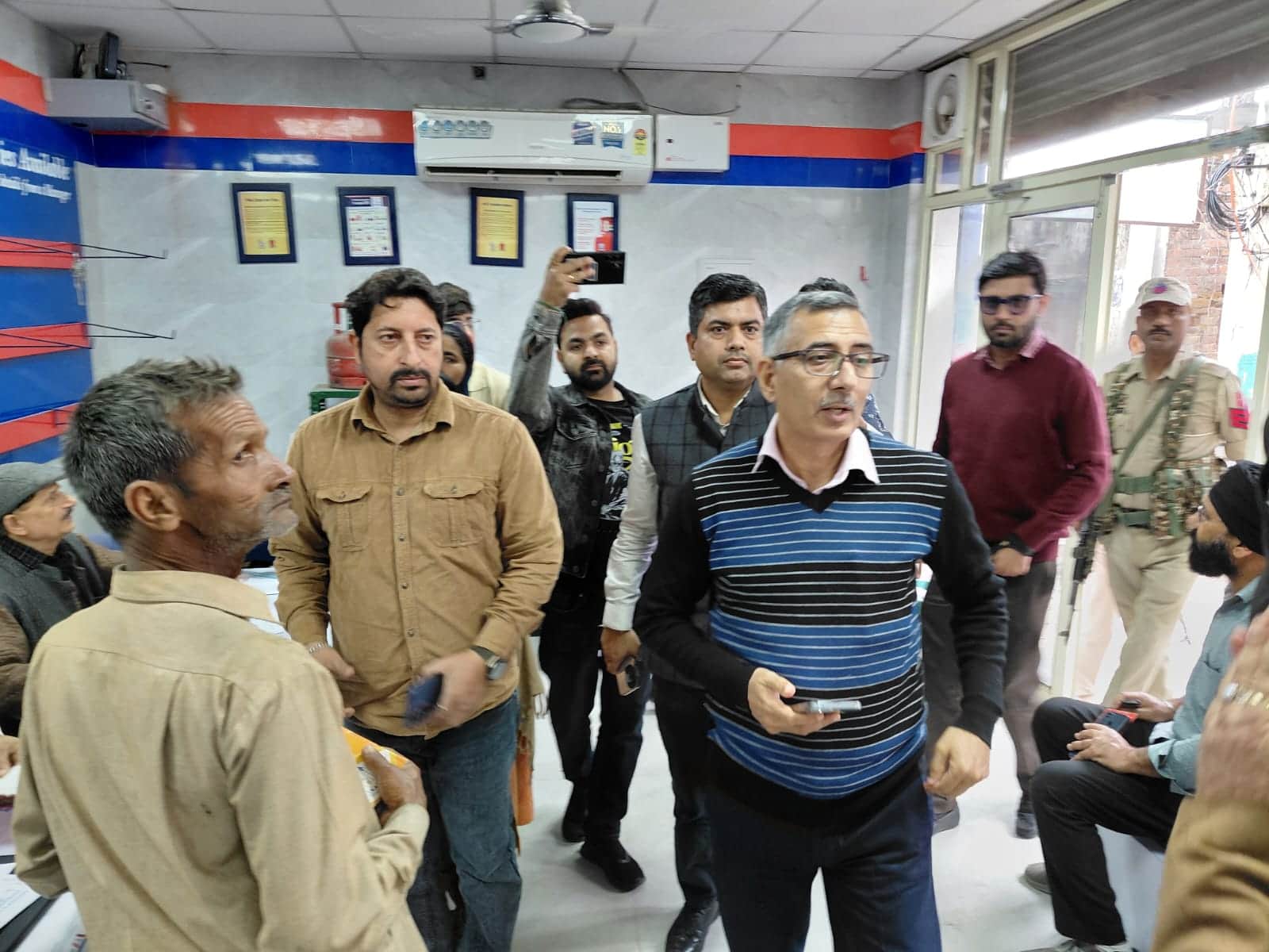 कठुआ स्थित गैस वितरक के कार्यालय का निरीक्षण करते डीसी राजेश शर्मा। संवाद