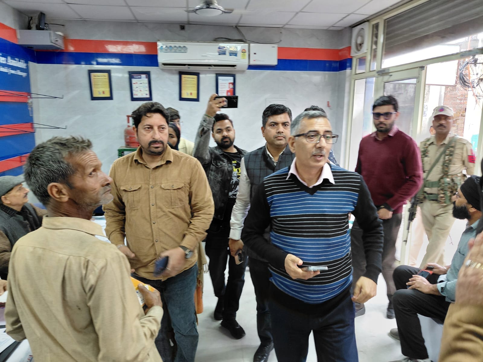 कठुआ स्थित गैस वितरक के कार्यालय का निरीक्षण करते डीसी राजेश शर्मा। संवाद