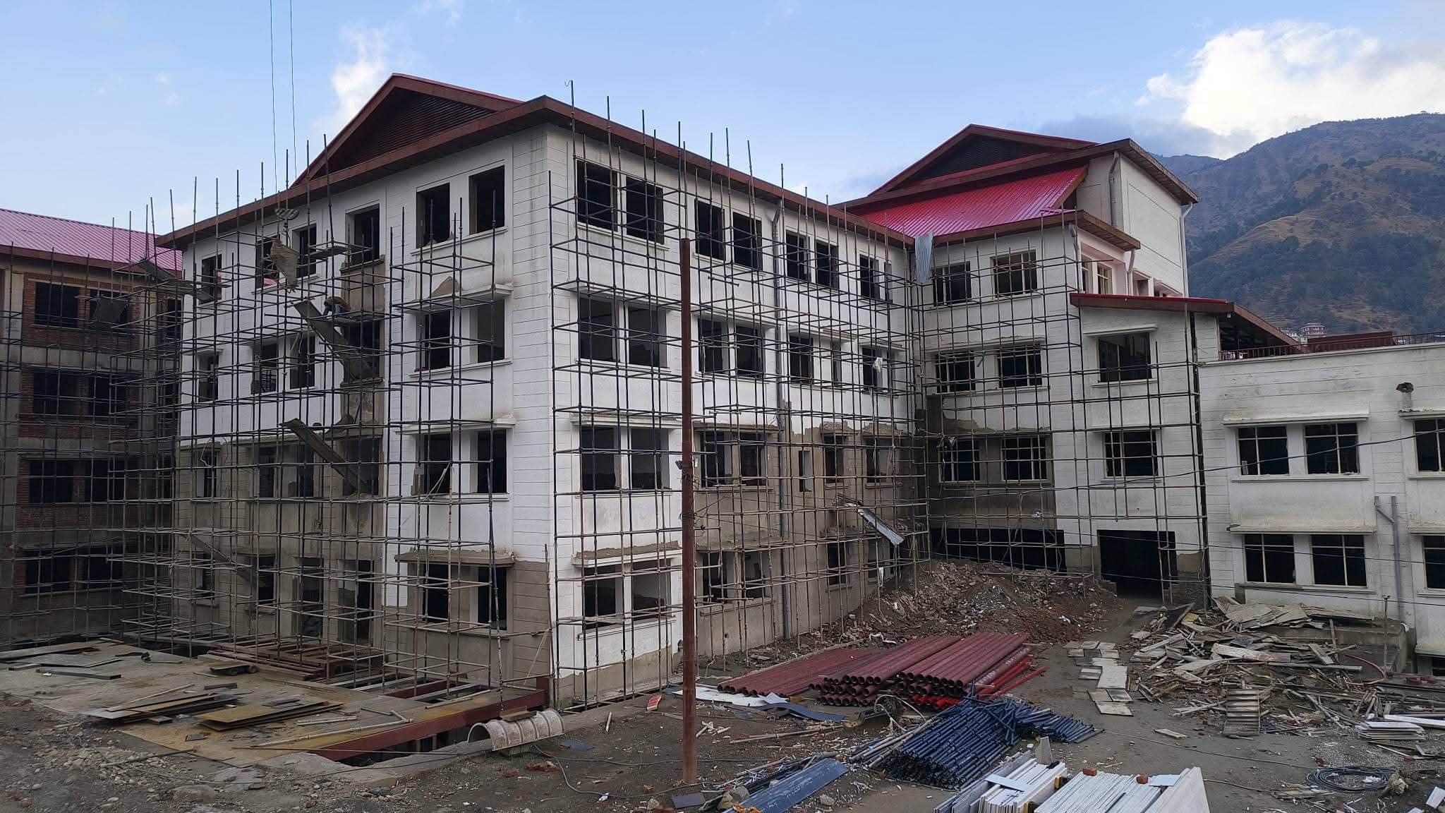 कथेड़ में निर्माणाधीन क्षेत्रीय अस्पताल का भवन।