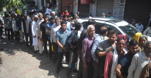 कवि नगर कालोनी में गैस सिलिंडर लेने के लिए लगी लोगों की लाइन। संवाद