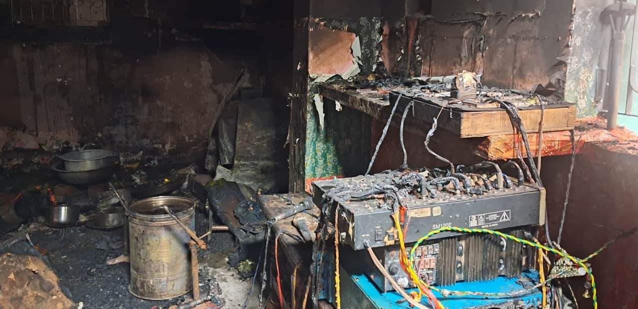 खुर्जा क्षेत्र के अरनिया खुर्द गांव स्थित घर में आग लगने के बाद जला हुआ सामान। संवाद