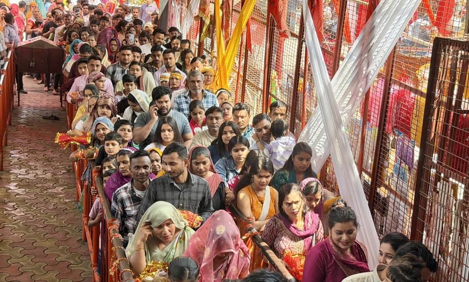 खुर्जा में श्री नव दुर्गा शक्ति मंदिर में माता के दर्शन के लिए लगी श्रद्धालुओं की लंबी कतार। सं
