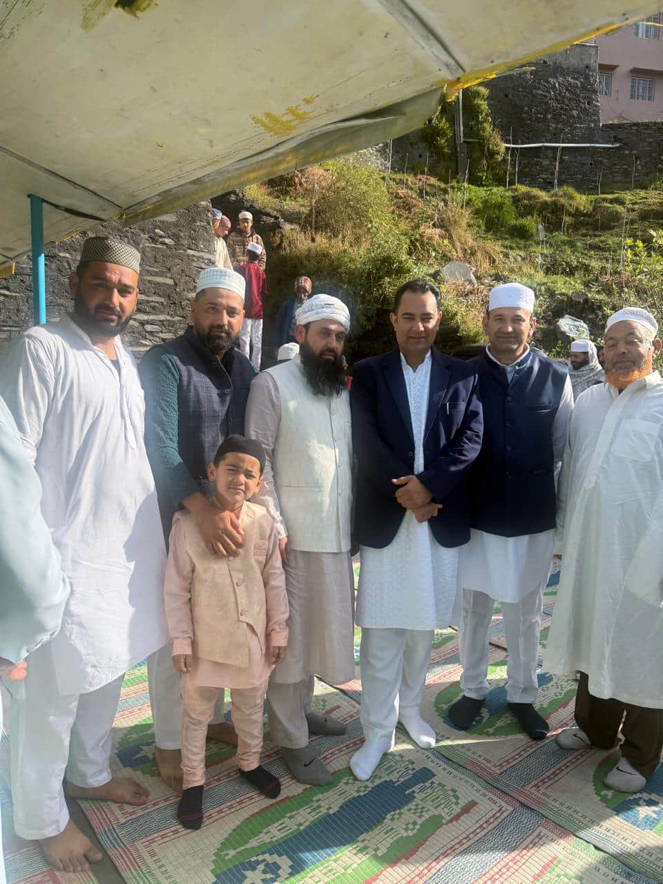 खुशनगरी स्थित जामा मस्जिद में हज कमेटी के अध्यक्ष लोगों के साथ। संवाद।