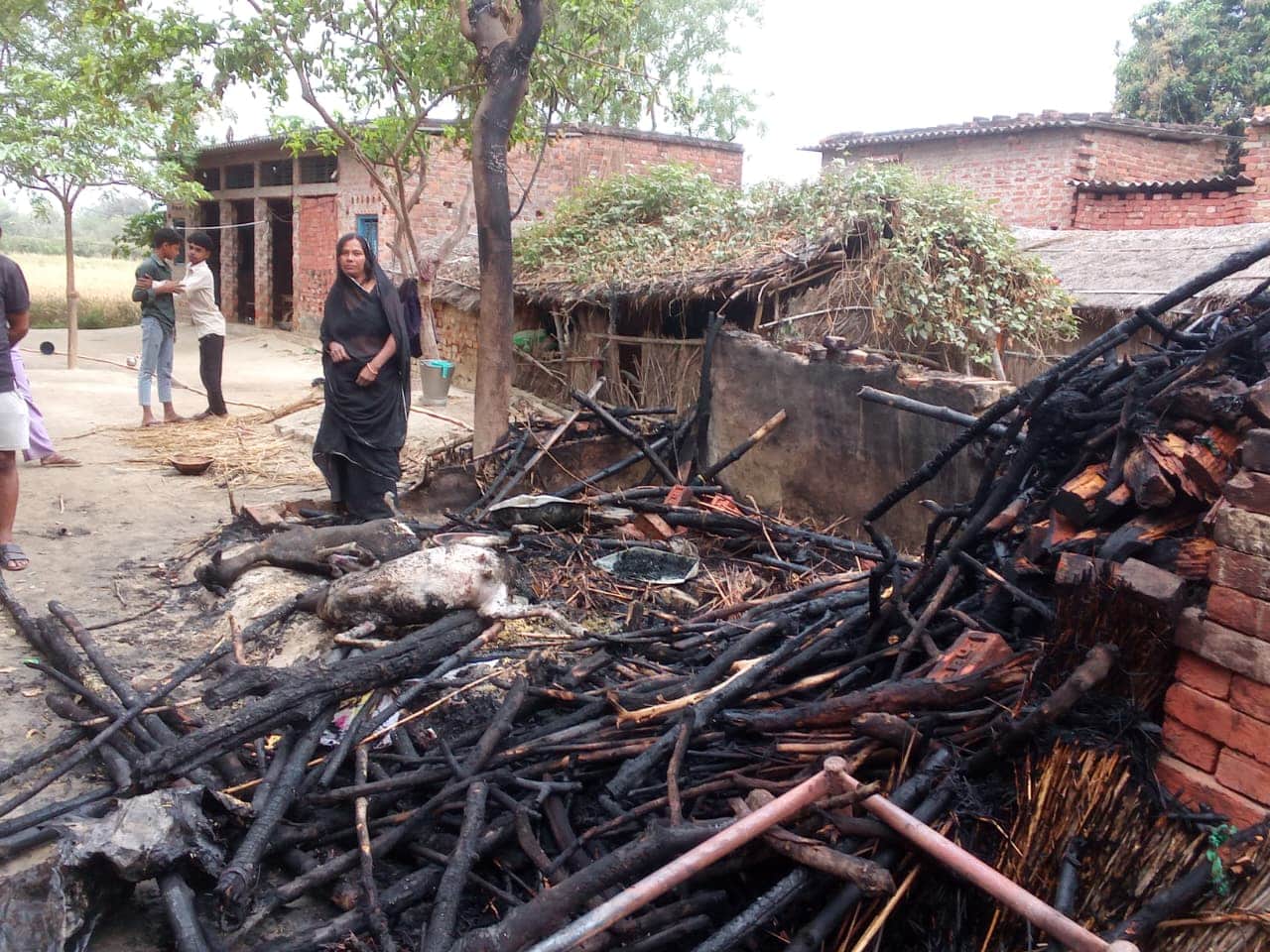 खुटहन के शेख अरखपुर गांव के लखनापारा मजरा बिजली से लगी आग से जलकर राख हुई छप्पर। संवाद