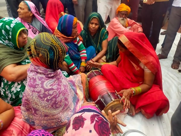 Demonstration with thali, dholak, manjira to open the way to the temple
