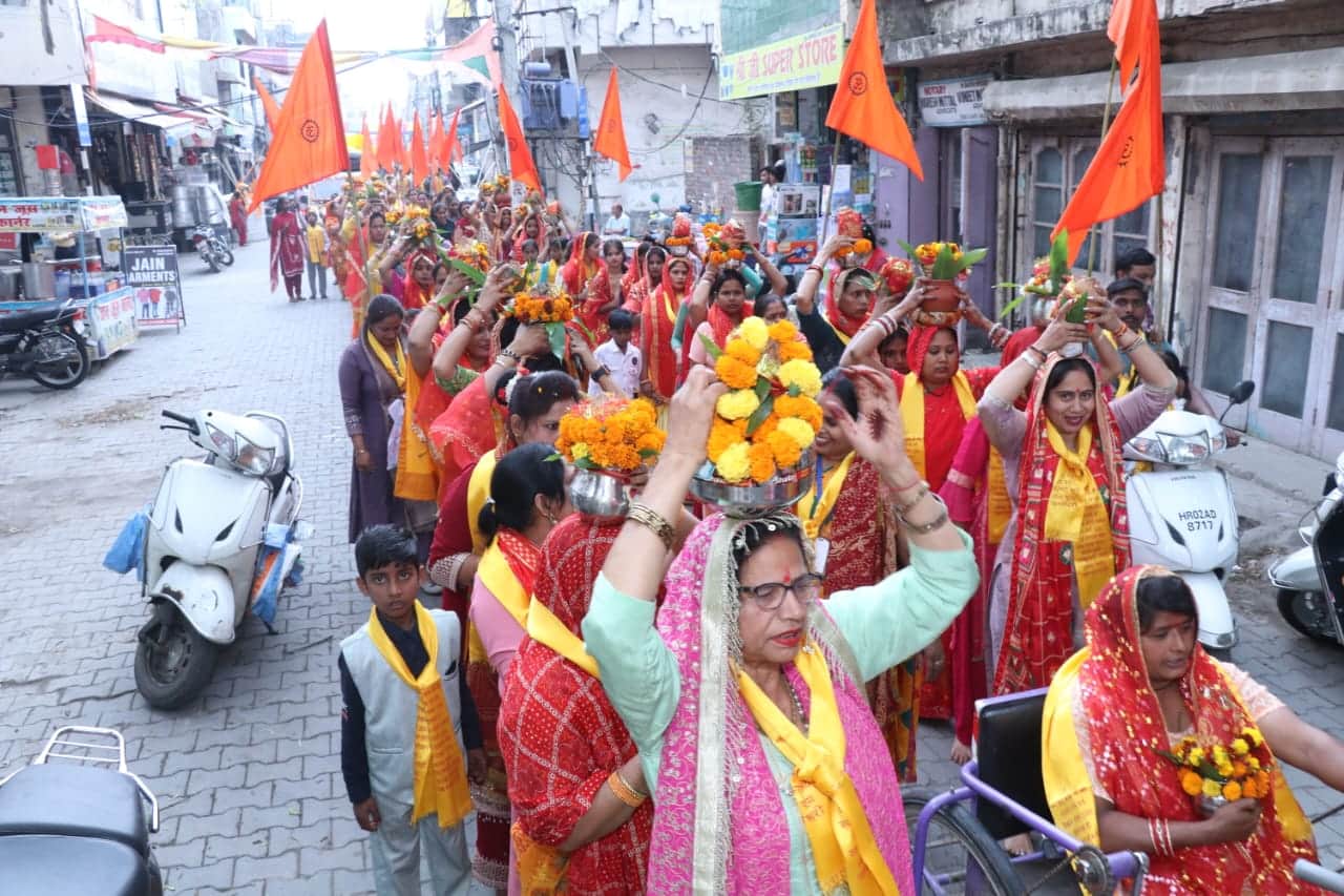 खेड़ा बाजार में कलश यात्रा में शामिल महिला श्रद्धालु। आयोजक