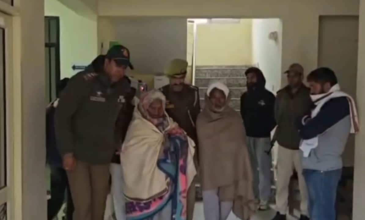  लापता महिला को परिवार से मिलाने के बाद उसे उसके घर जाने के लिए विदा करते पुलिस अधिकारी। 