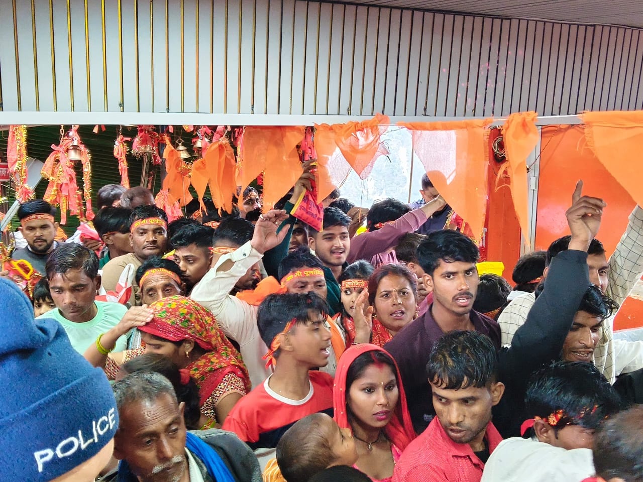 मां पूर्णागिरि धाम में मां के दर्शन के लिए उमड़े श्रद्धालु।