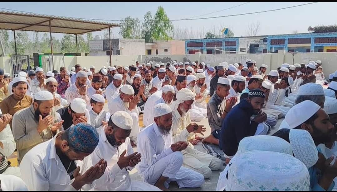 मस्जिद में नमाज अदा करते समाज के लोग। संवाद