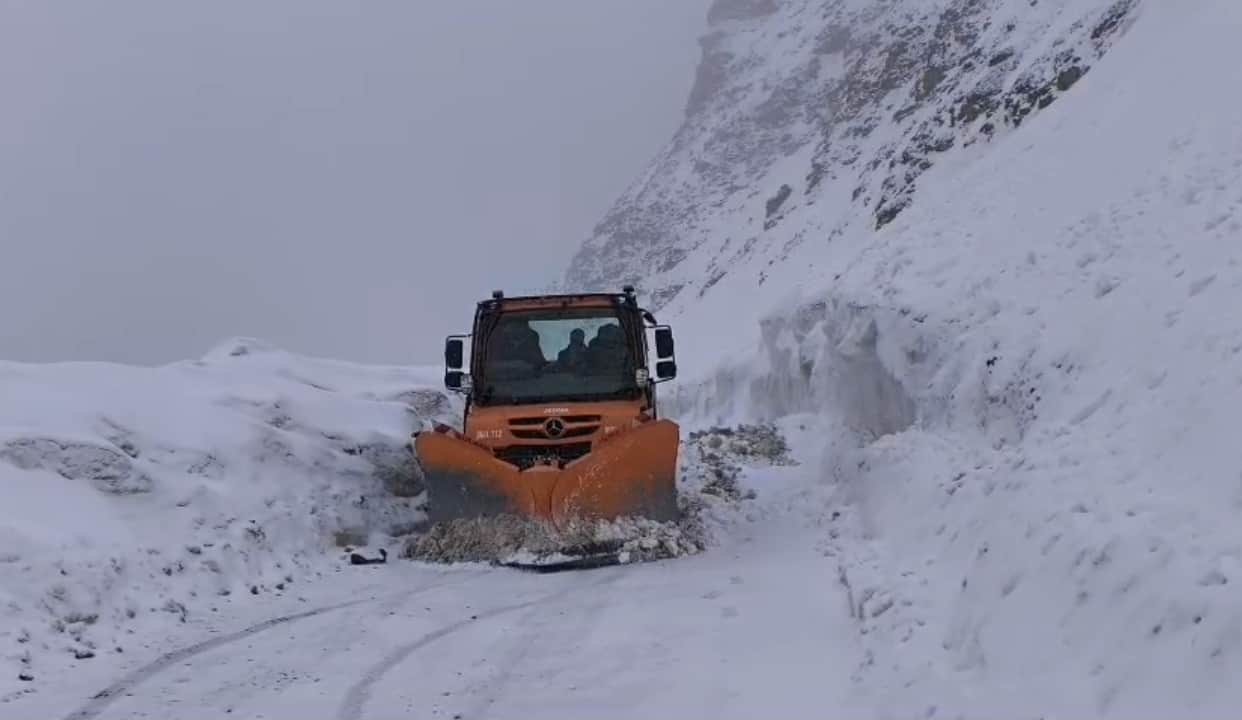 मुगलरोड से बर्फ हटाती बीआरओ की मशीन