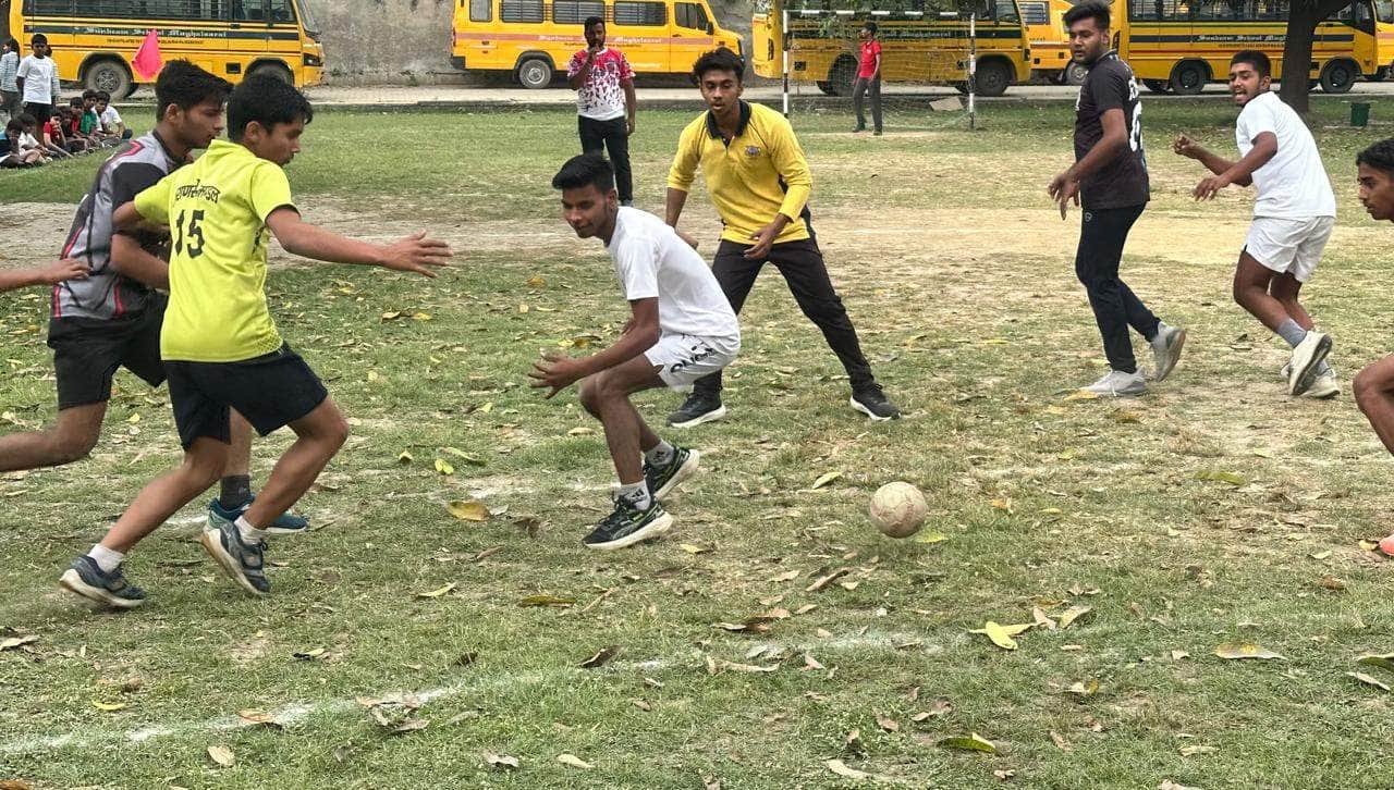 मुगलसराय सनबीम स्कूल में आयोजित खेलकूद प्रतियोगिता में प्रतिभाग करते खिलाड़ी। स्रोत:-जागरूक पा