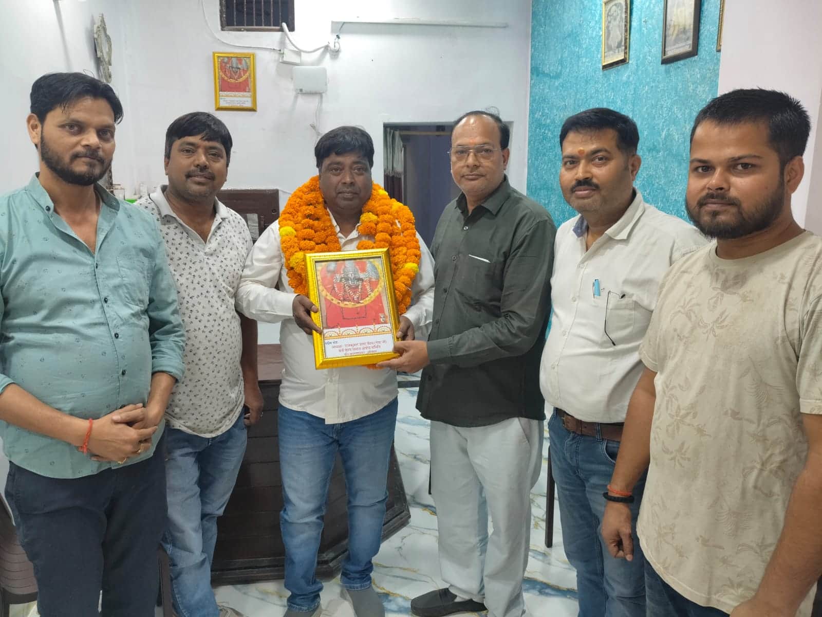 मुंगराबादशाहपुर। सिलिंडर ब्लास्ट में परिजनों की जान बचाने वाले सभासद दीपू मोदनवाल। स्रोत-संवाद