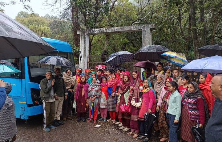 महाराज नगर में पहुंची एचआरटीसी बस का स्वागत करते हुए लोग। स्रोत: संवाद