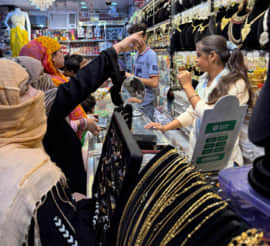 मुजफ्फरनगर में गोल मार्केट स्थित दुकान से मैचिंग ज्वेलरी पसंद करती हुई महिलाएं स्रोत संवाद