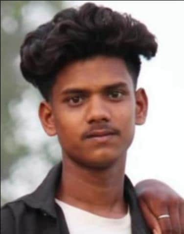 मोलनापुर गाँव में बिजली से मृत किशोर की फाईल फोटो। परिजन