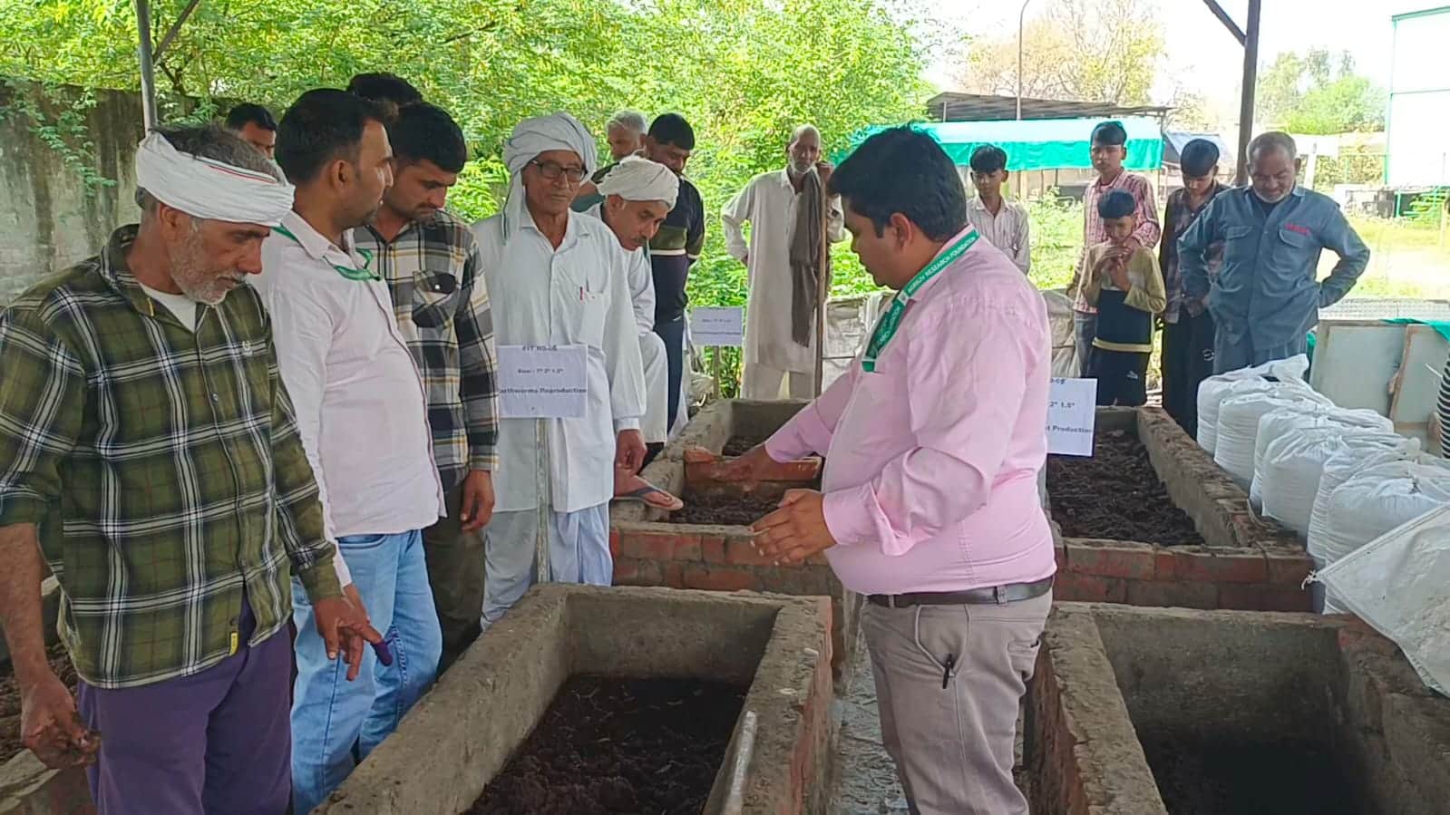 मल्टीलेयर फार्मिंग पर किसानों को जानकारी देते हए राकेश रोशन। स्रोत : संवाद