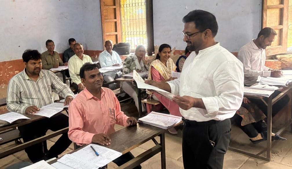 909 examiners evaluated 39,344 answer sheets in a single day.