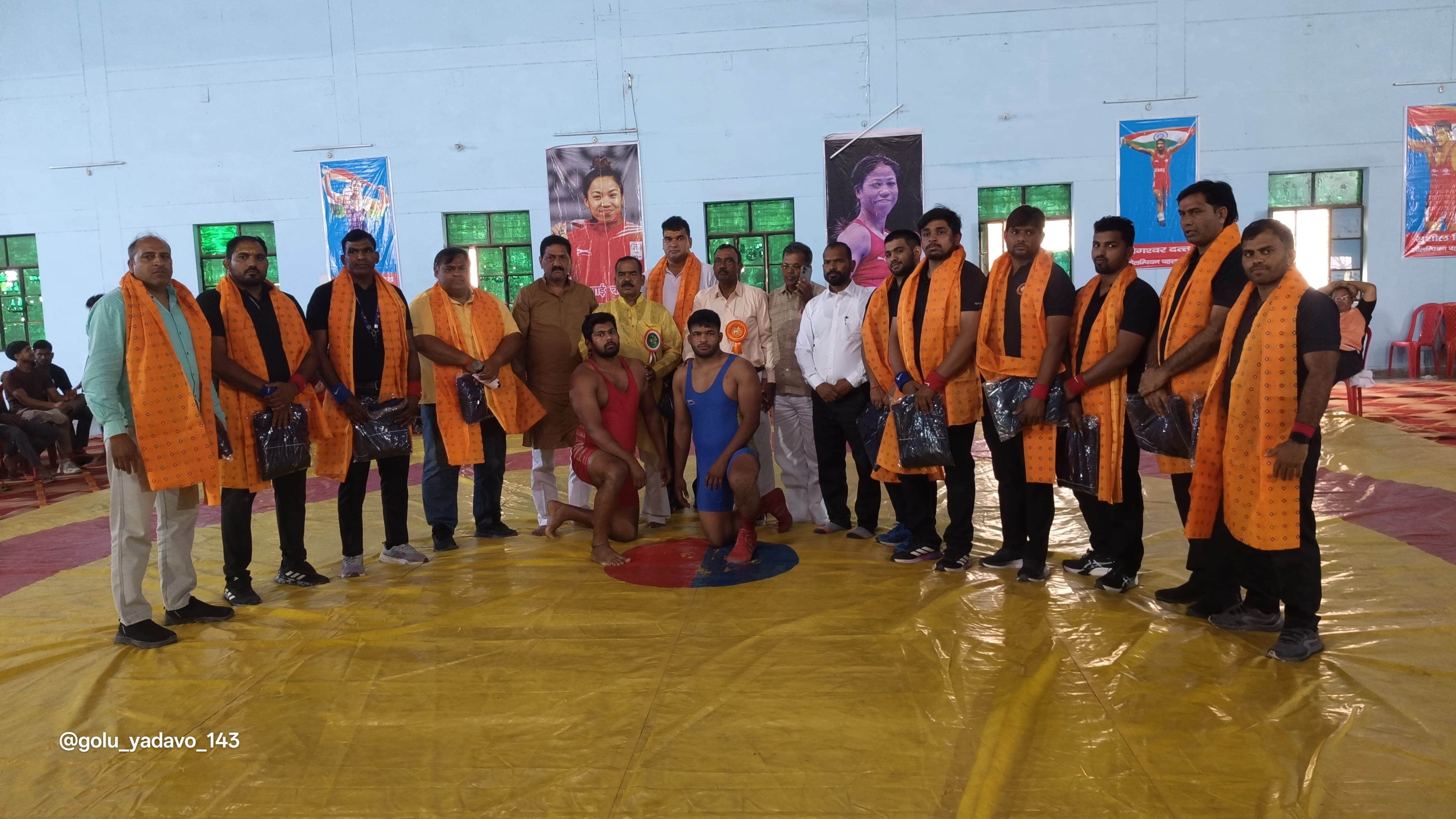 मिर्जापुर में आयोजित सीनियर स्टेट कुश्ती प्रतियोगिता में उत्कृष्ट प्रदर्शन करने वाले खिलाड़ी ह