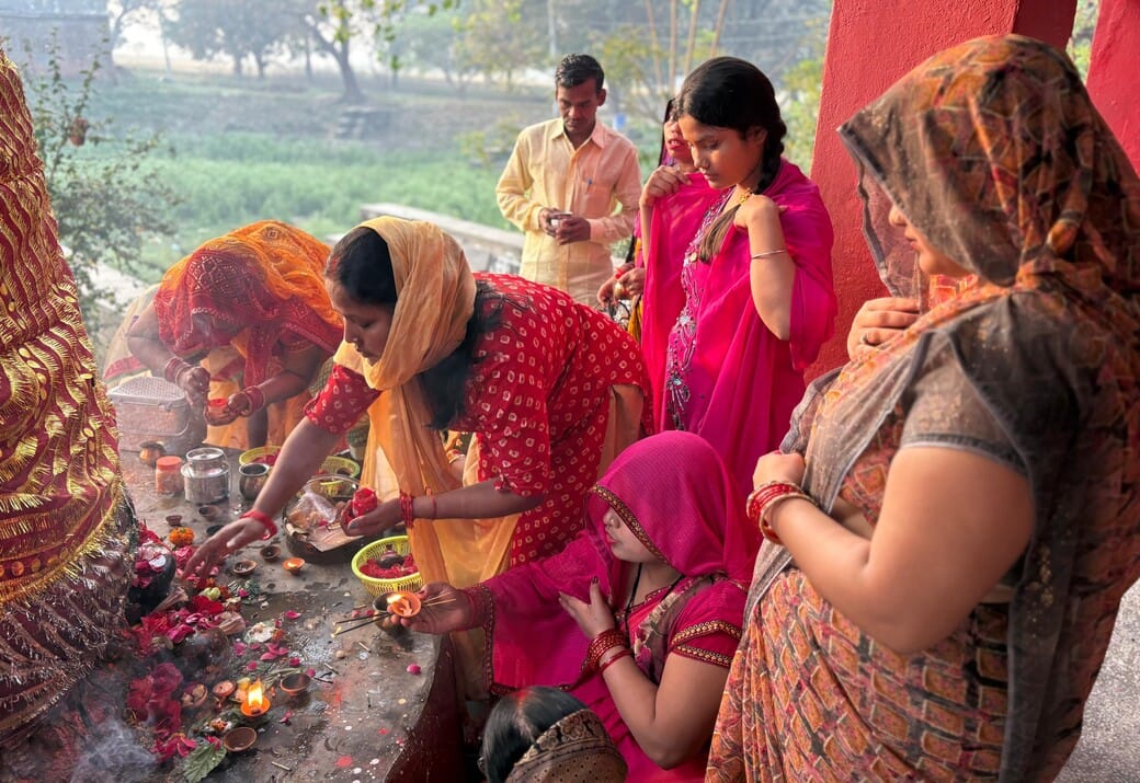 Mother Brahmacharini was adorned with five types of flowers including hibiscus.