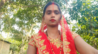 मृतिका का फाइल फोटो, घर के आगे लगी भीड़ व पीड़ित का घर