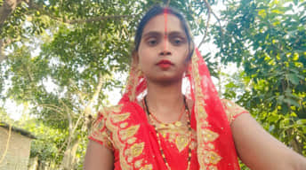 मृतिका का फाइल फोटो, घर के आगे लगी भीड़ व पीड़ित का घर