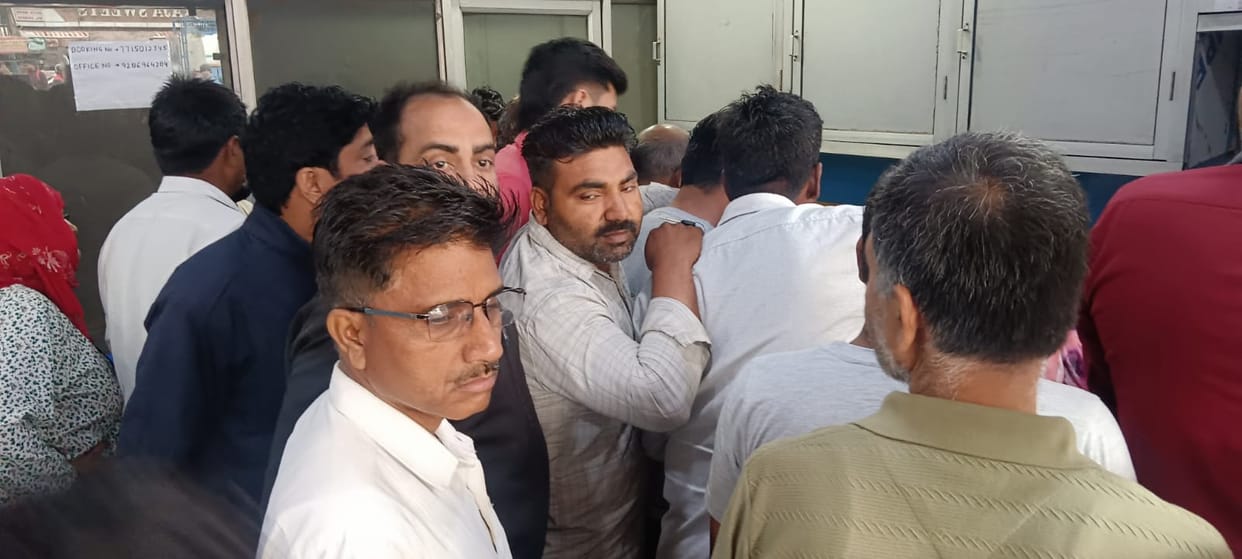 LPG cylinders not received even after booking, people created ruckus at the agency