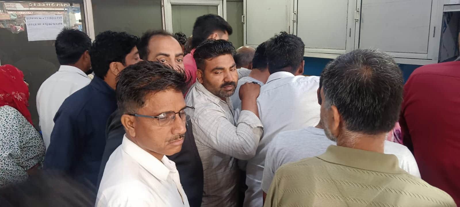 मोदीनगर। गैस सिलेंडर न मिलने पर गैस एजेंसी के कार्यालय पर हंगामा करते लोग। संवाद