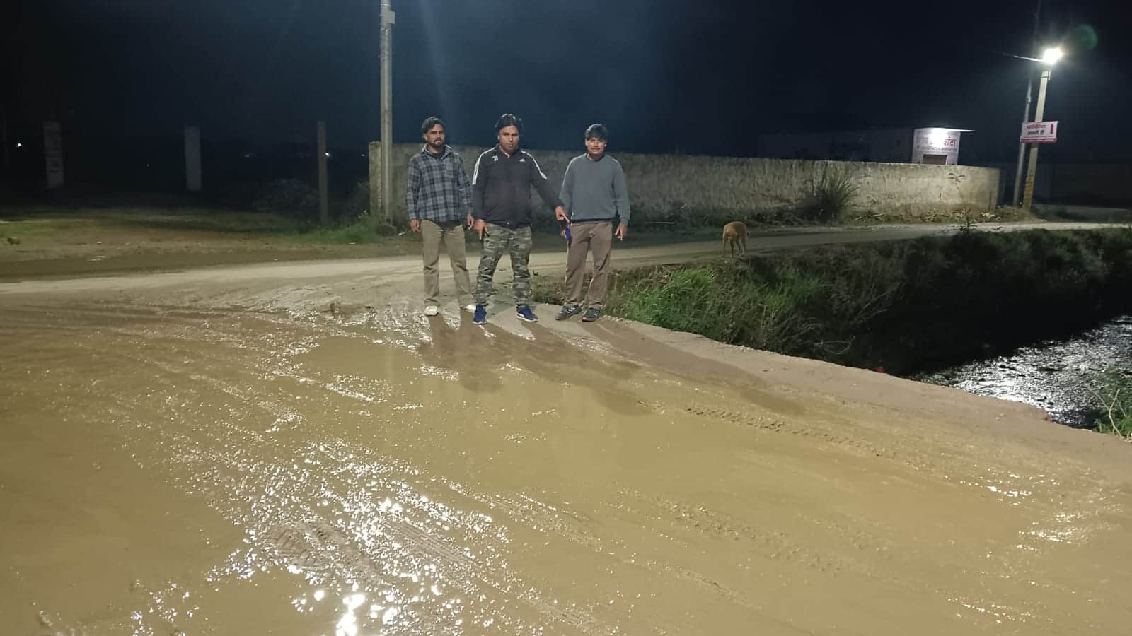 मोदीनगर में मंदिर के पास पुलिया न होने के कारण राजवाहे में गिरा बाइक सवार । संवाद