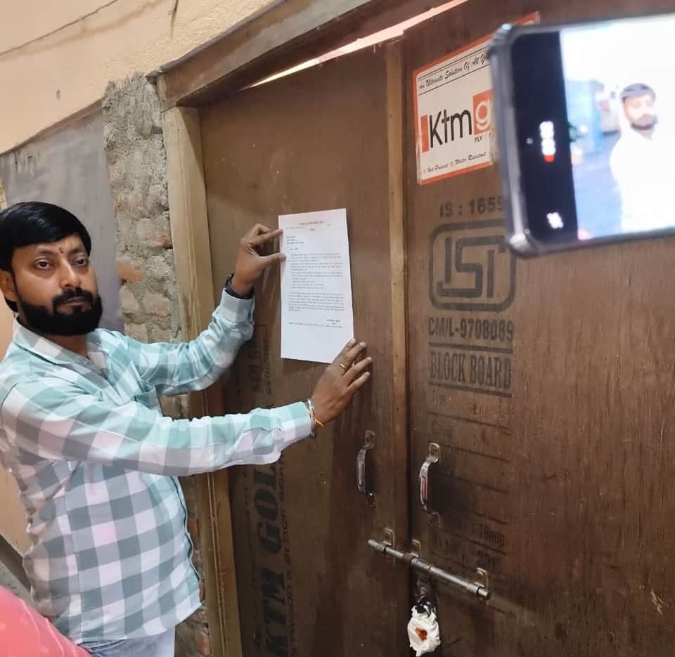 नगर के महिला अस्पताल रोड स्थित एक निजी अस्पताल को सील करने के बाद नोटिस चस्पा करता स्वास्थ्यकर