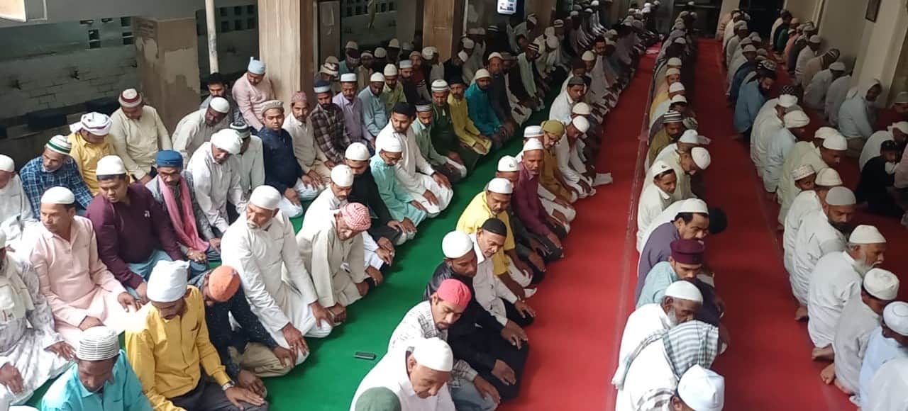 नगर के विशुनीपुर स्थित जामा मजिस्द अल विदा जुमा की नमाज अदा करते मुस्लिमबंधु।संवाद़