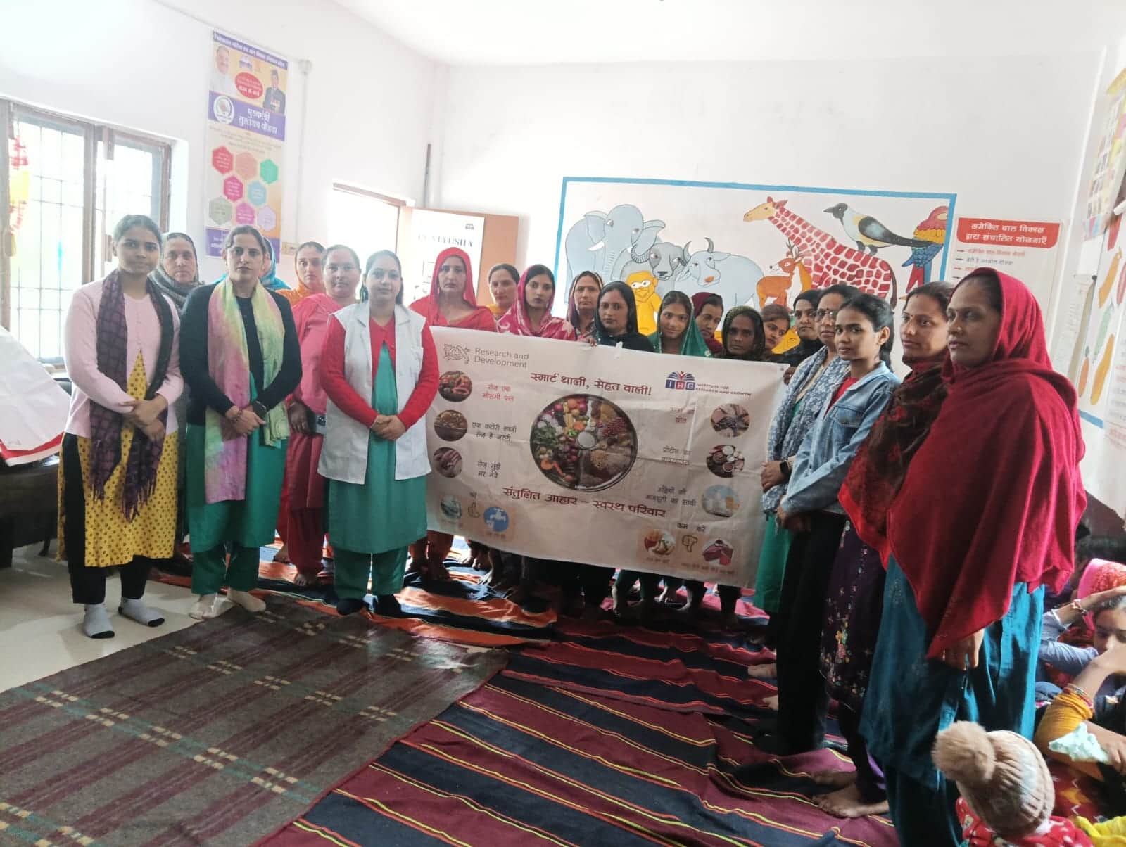 नालागढ़ के ब्राह्मण माजारा मं आयोजित नुक्कड़ नाटक में भाग लेते हुए संस्था की स्वास्थ्य कार्यकर्ता