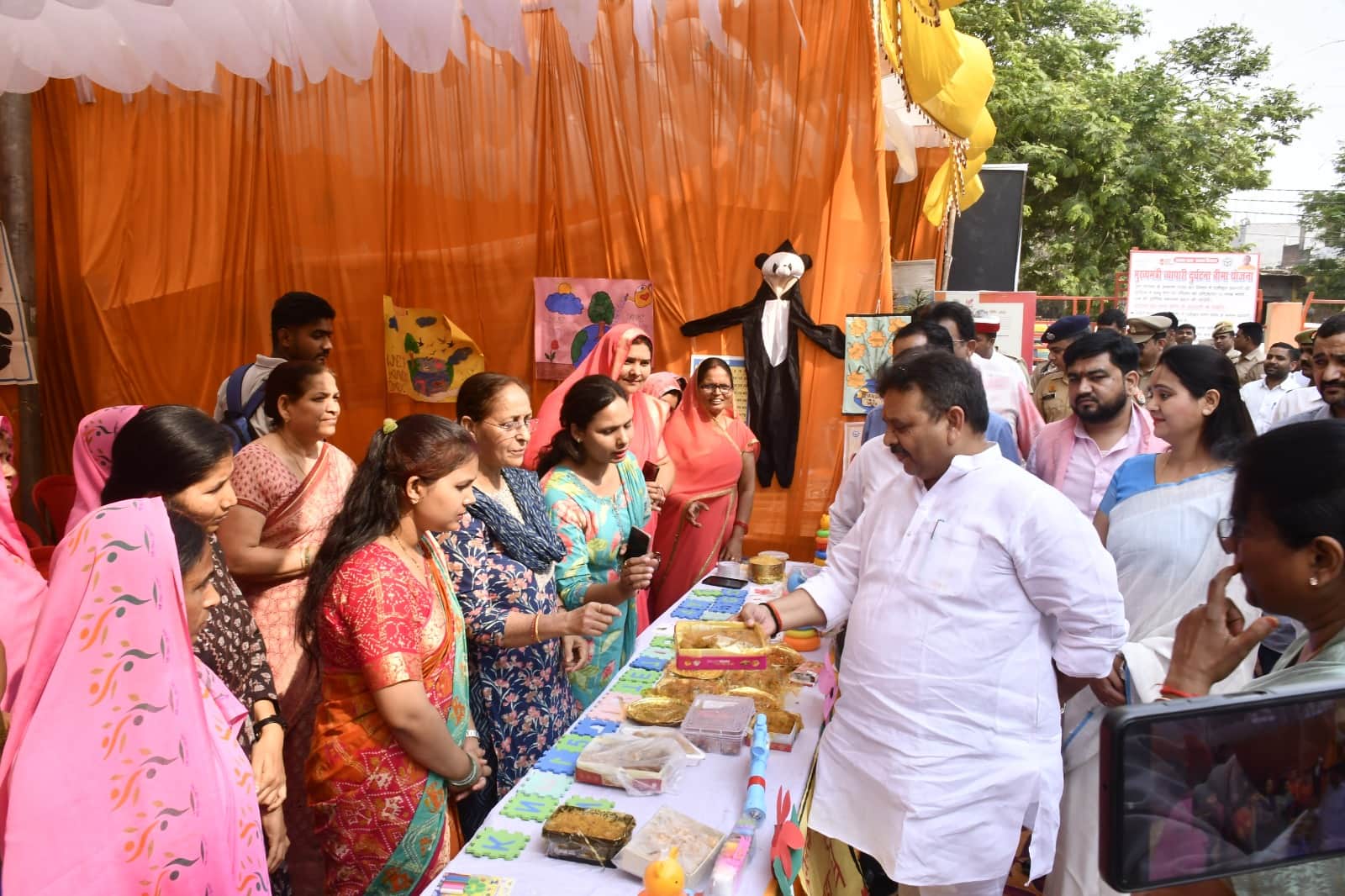 ऑडिटोरियम में स्टाल का निरीक्षण करते प्रभारी मंत्री रविंद्र जायसवाल - स्रोत - सूचना विभाग