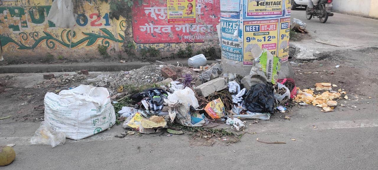 पश्चिमी अंबर तालाब में समीप सड़क किनारे पड़ा कूड़ा। -संवाद