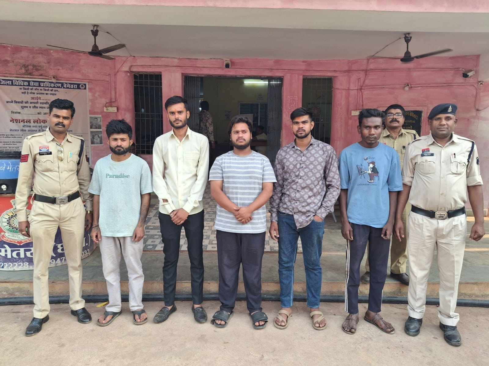 पुलिस की गिरफ्त में आरोपी