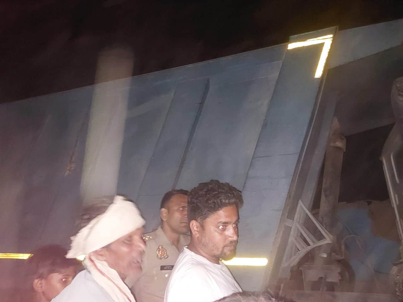 पुरखास गांव में अनियंत्रित होकर घर में घुसा डंपर स्रोत -ग्रामीण