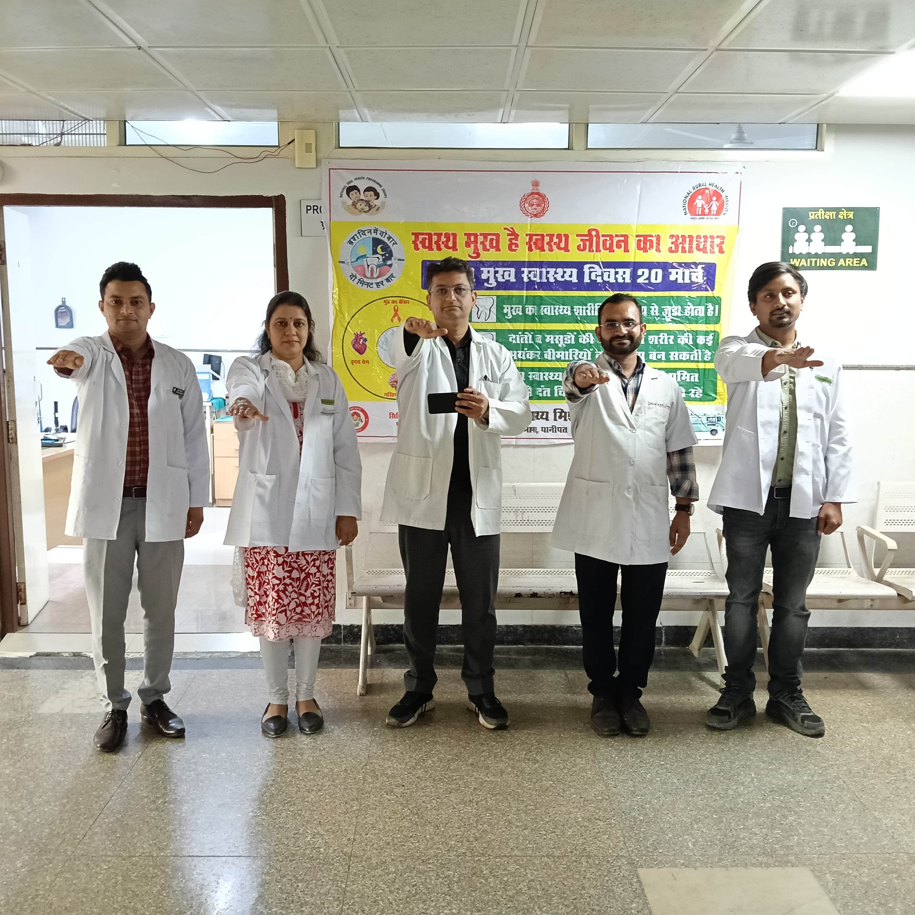 प्रतिदिन ब्रश करने के लिए शपथ दिलाते दंत चिकित्सक डॉ. हरीश जुनेजा। स्रोत : विभाग