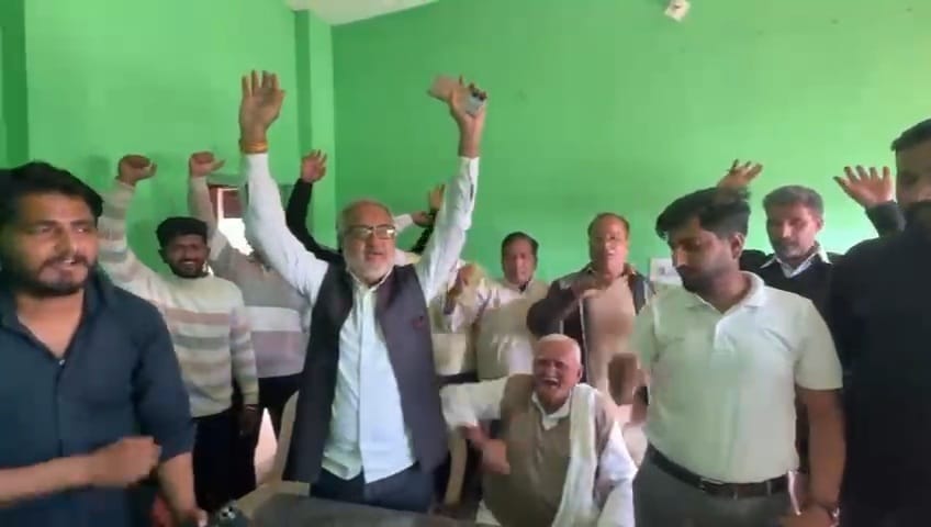 पत्रकारवार्ता के दौरान  महंत श्री कृष्णानंद सरस्वती जी महाराज के समर्थन में नारेबाती करते लोग। 