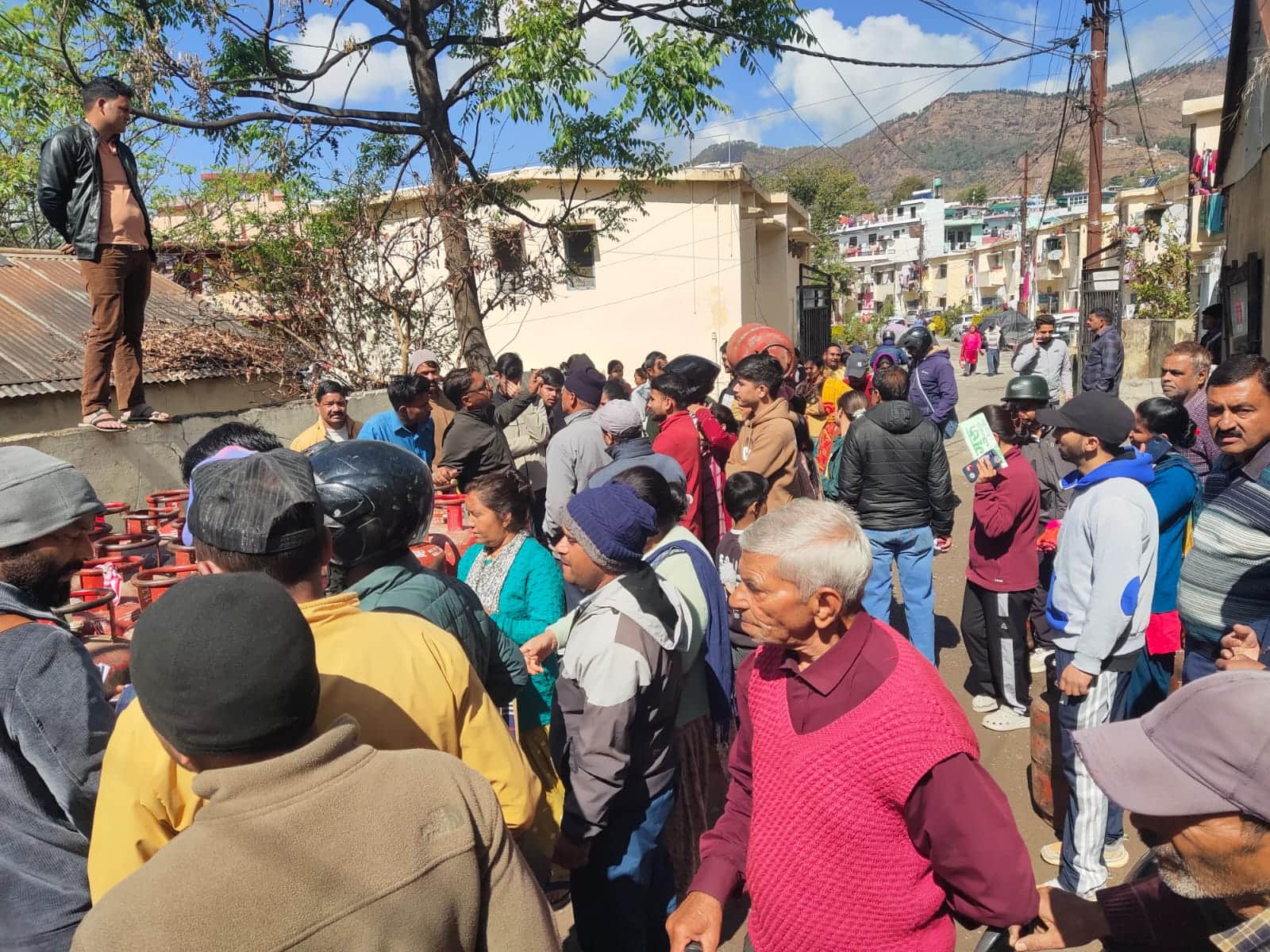 पिथौरागढ़ में टकाना में सिलिंडर के इंतजार में लाइन में लगे उपभोक्ता। संवाद