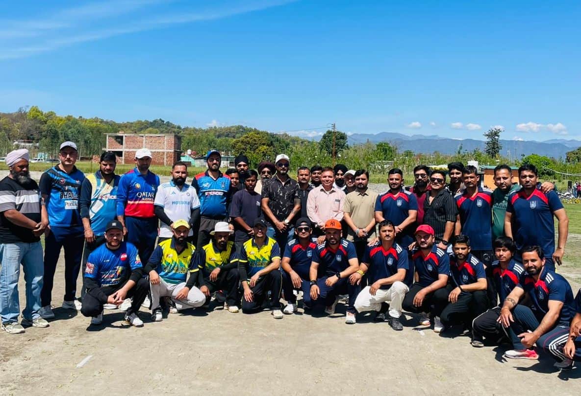 पांवटा साहिब में सिरमौर क्रिकेट कप के शुभारंभ पर मुख्यातिथि के साथ दोनों टीमों के खिलाड़ी। स्