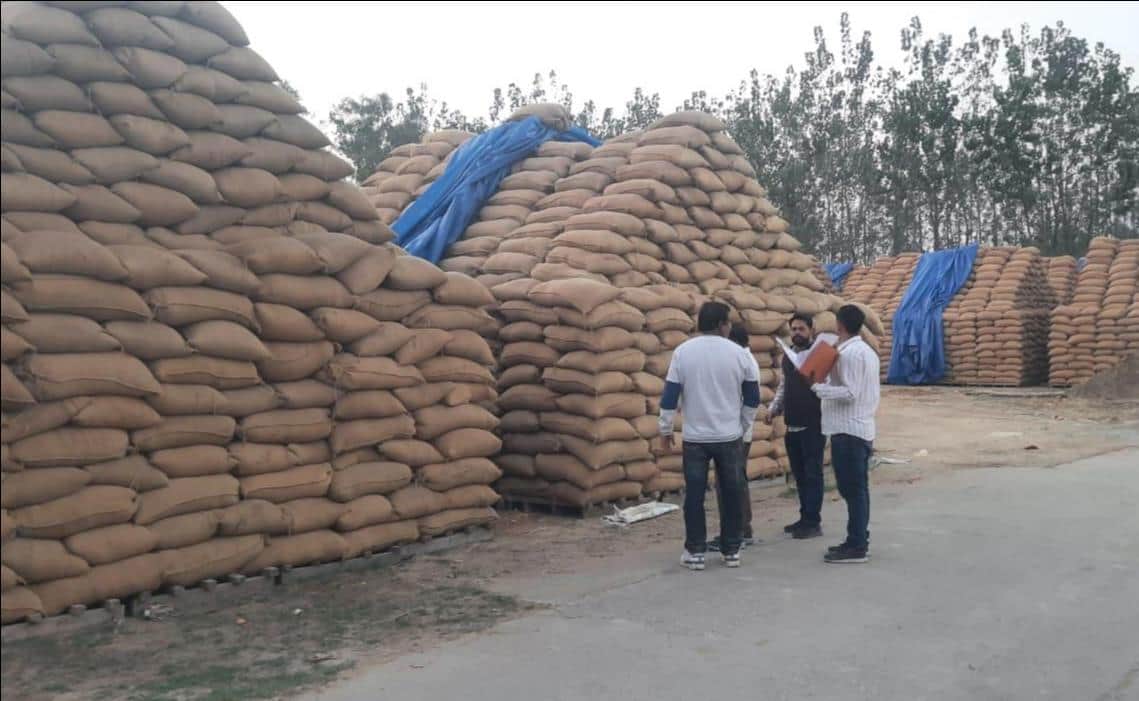 राइस मिल में जांच करते विभागीय कर्मचारी। आर्काइव