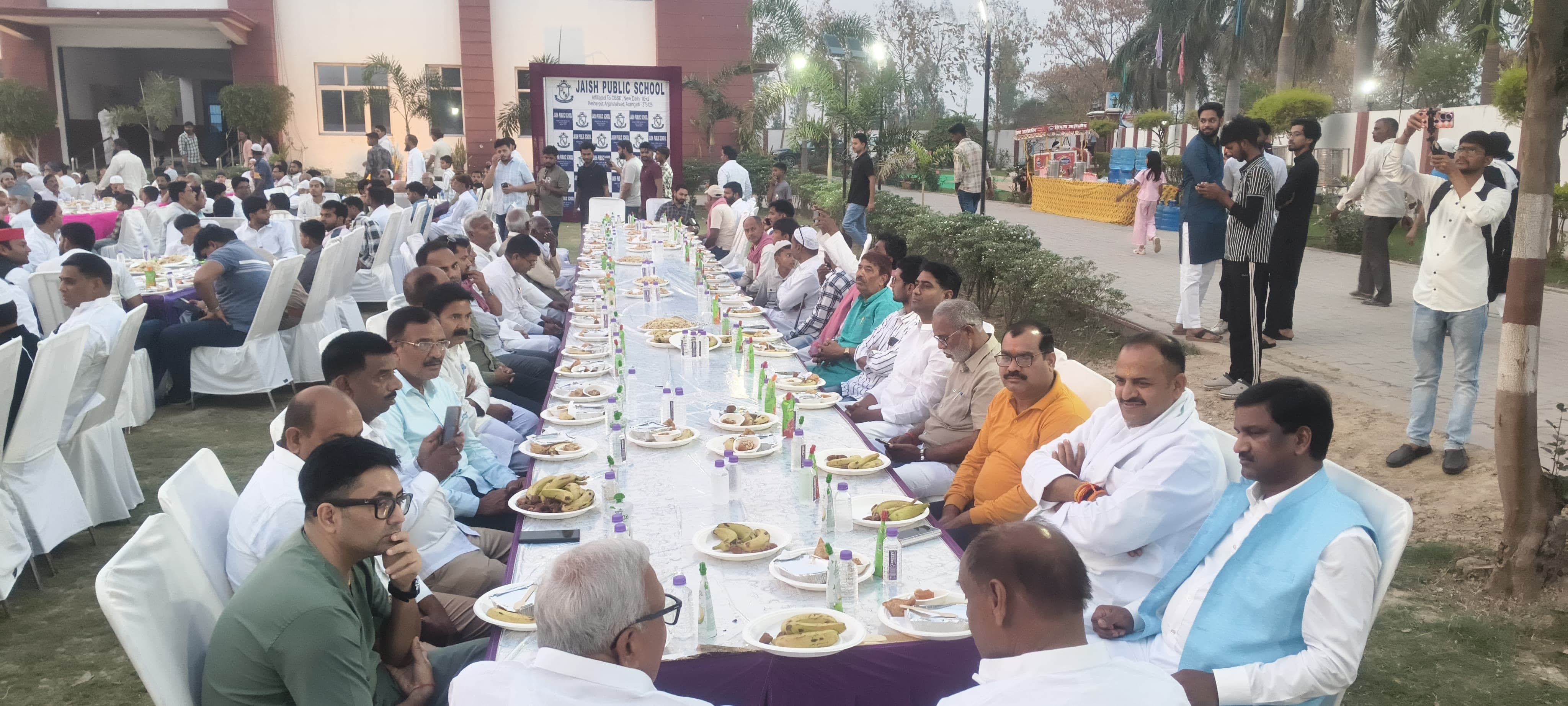 रोजा इफ्तार पार्टी में अंबिका चौधरी के साथ इफ्तार पार्टी करते लोग