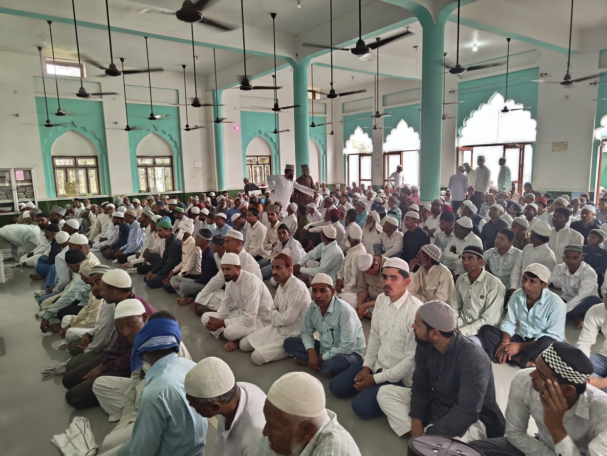 After offering the farewell prayer, prayers were sought with moist eyes.