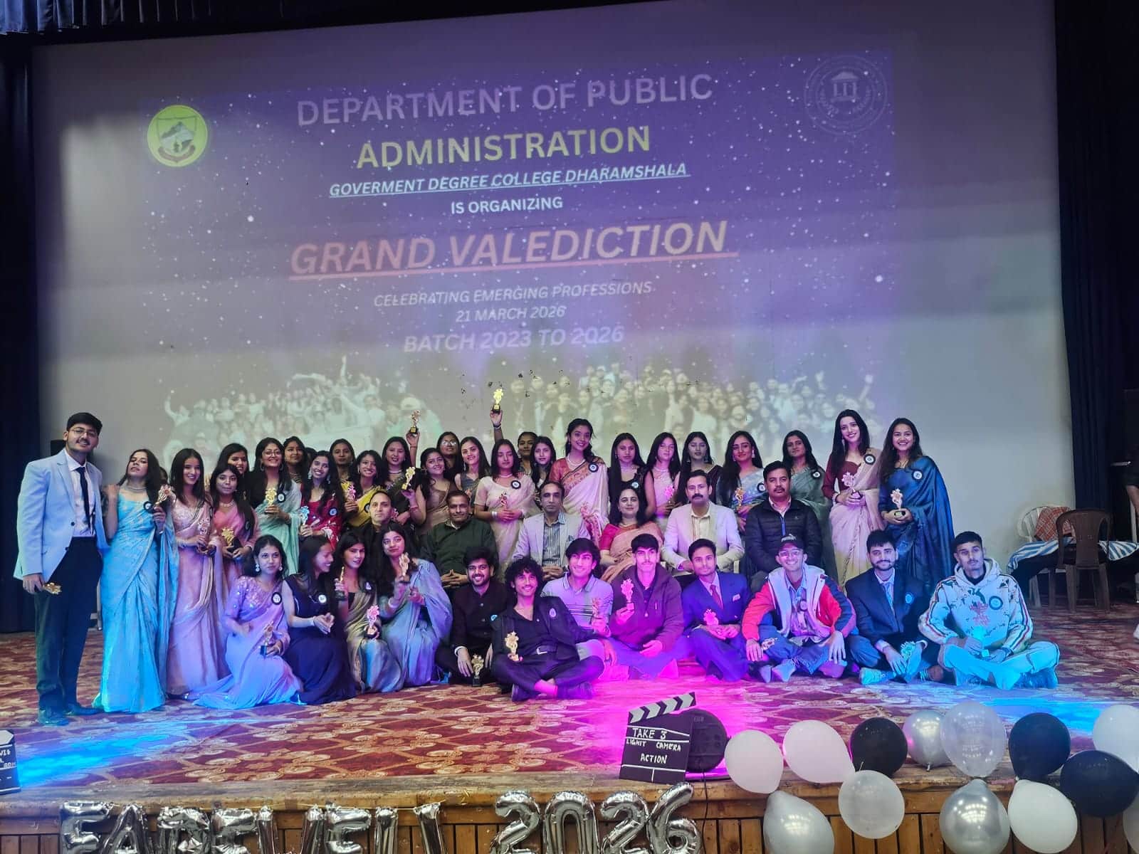 राजकीय डिग्री कालेज धर्मशाला में आयोजित कार्यक्रम के दौरान मौजूद विद्यार्थी सामुहिक चित्र में। 