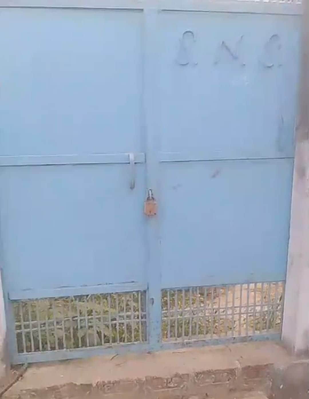 रामपुरमांझा थाना के दुबईथा गांव में बंद पड़ा यूपी कॉलेज के छात्र सूर्यप्रताप सिंह का घर। स्रो