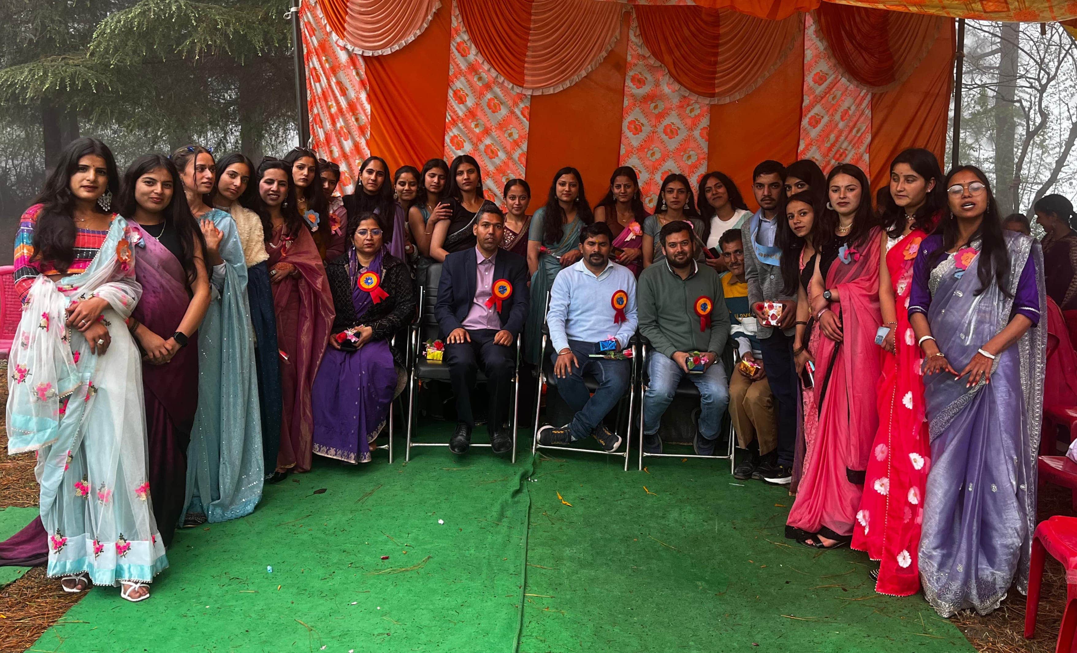 रिड़कमार कॉलेज में आयोजित विदाई समारोह के बाद सामूहिक चित्र में शिक्षक सहित विद्यार्थी।स्रोत