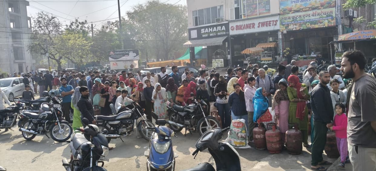 Long queues for gas, cylinders available after hours of waiting