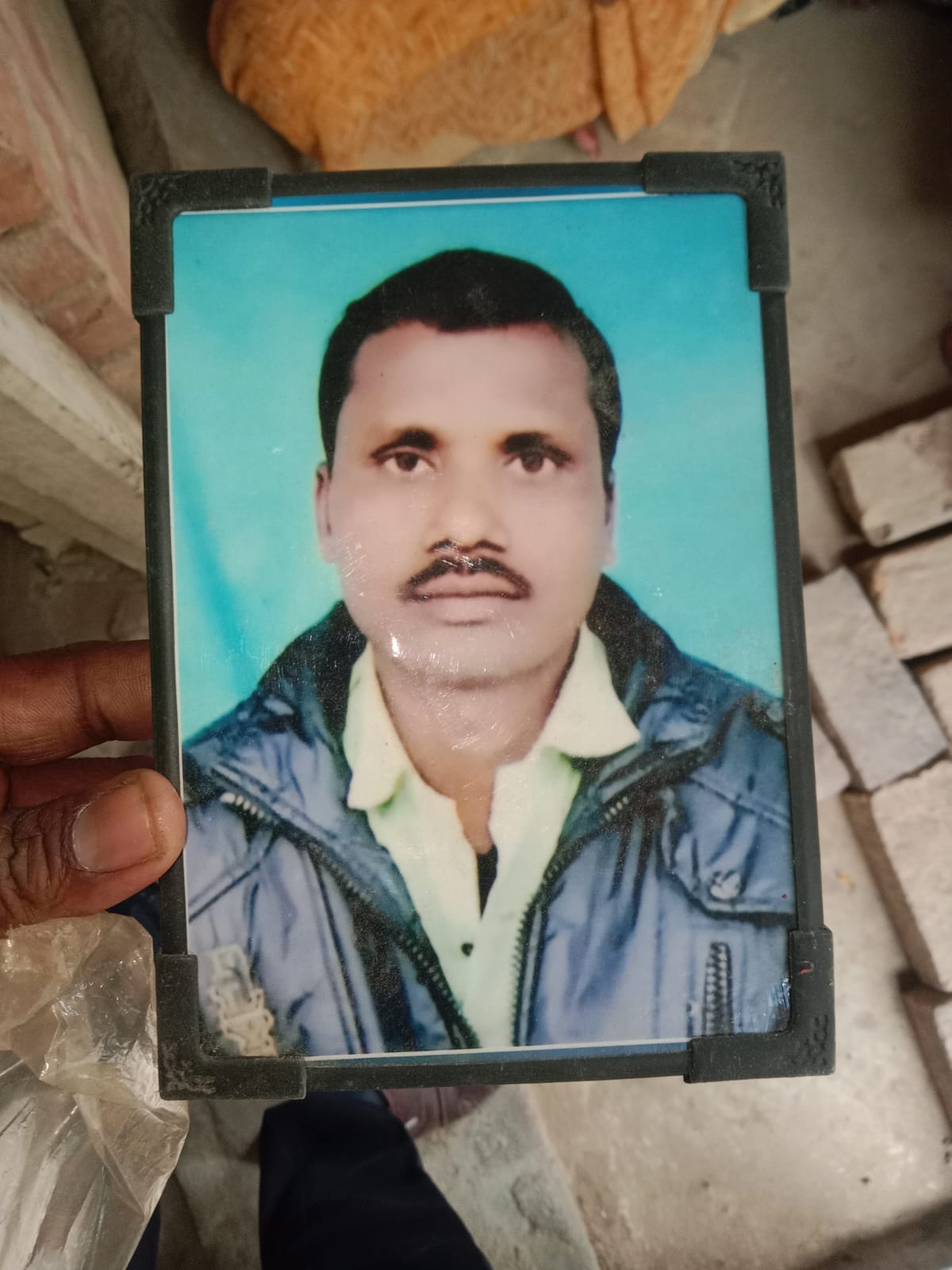 A young man returning from the thirteenth day ceremony collided with a pole and died