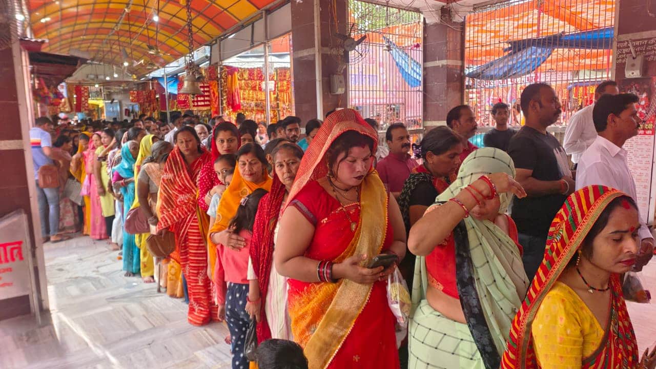संकटा देवी मंदिर में पूजा के लिए लाइन में मौजूद श्रद्धालु। संवाद
