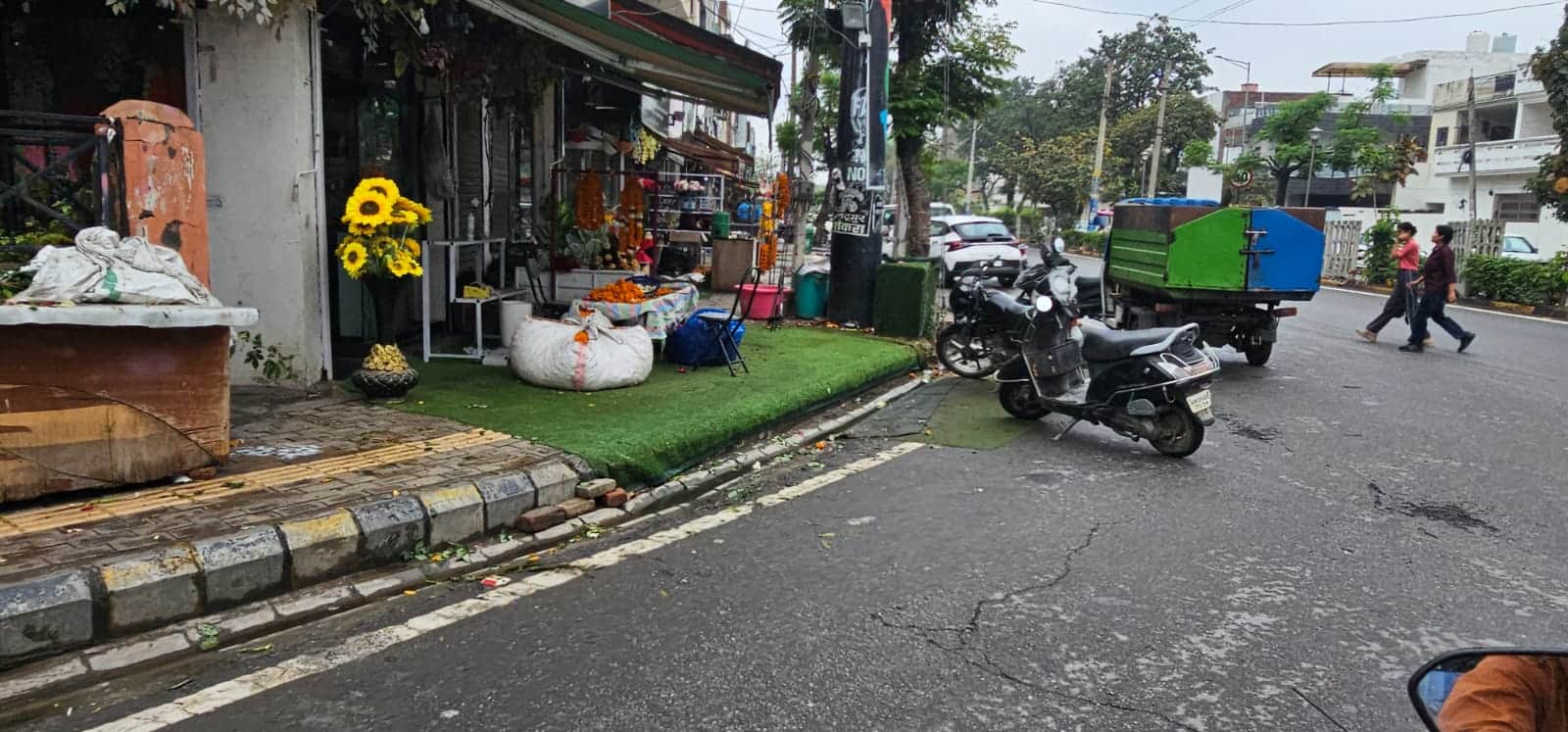 सेक्टर 12 के फुटपाथ पर दुकान वाले ने रखा सामना संवाद