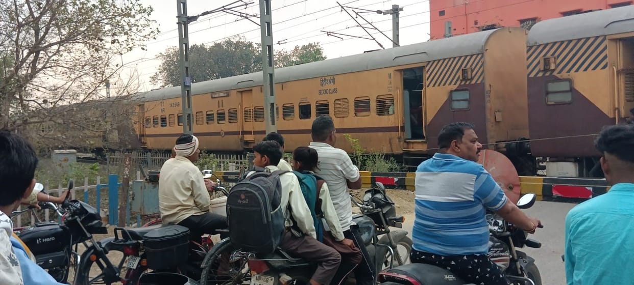 Anarchists did chain pulling, train stood for 15 minutes